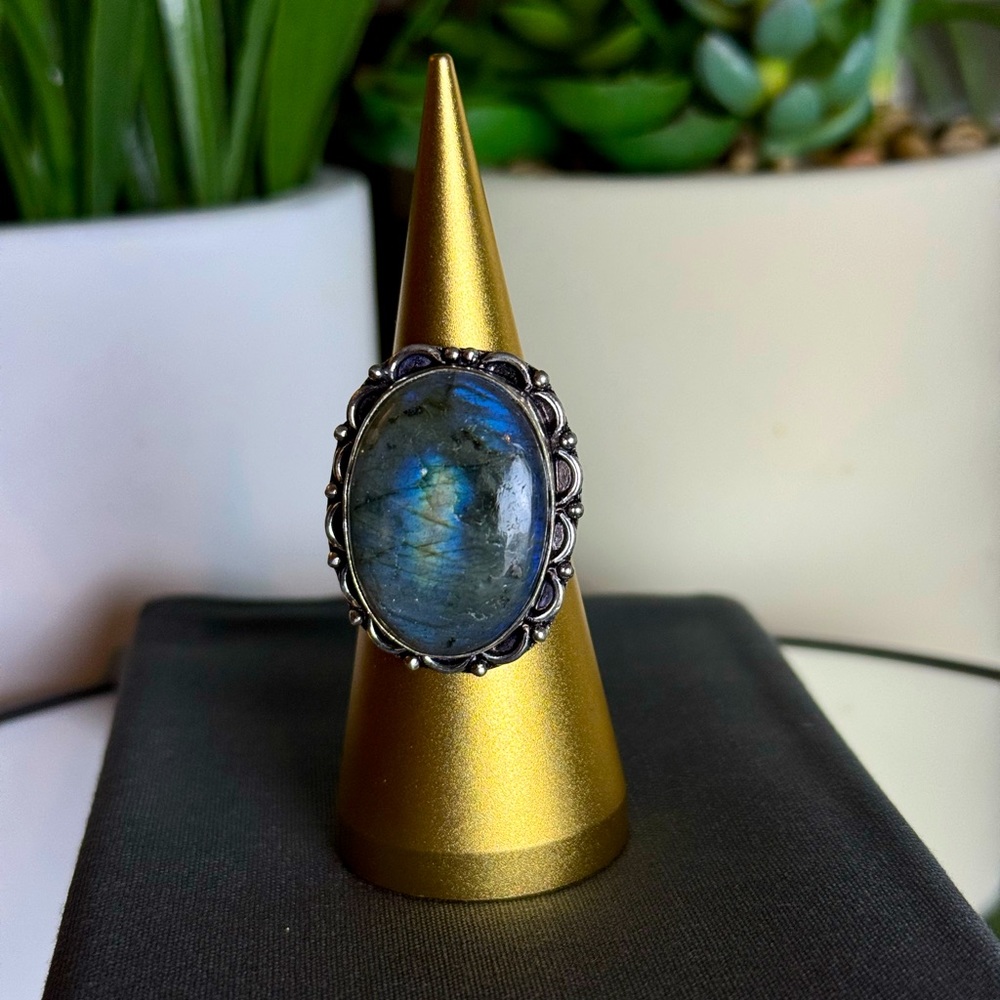 Labradorite Ring with Beautiful Center Flash 💙🧡💛 Size: 8